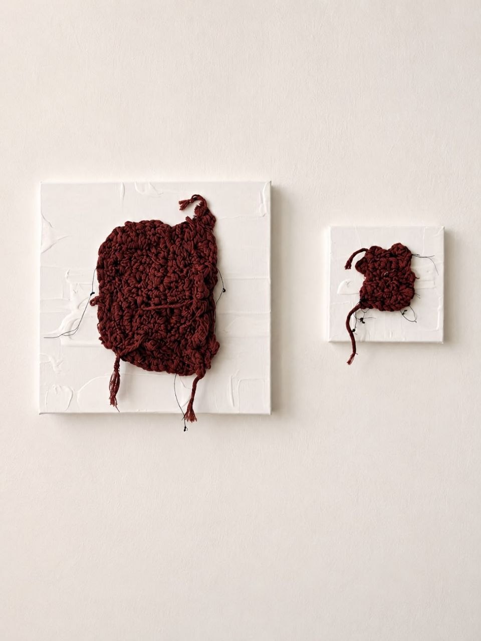 Ross.Wool · «Dittico in Rosso» — Doppia forma in cotone intrecciato su tele bianche materiche, 2026